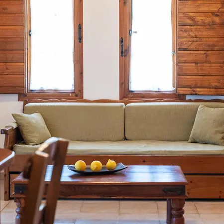 Porto Kalamitsi Stone-built * Kardhamili