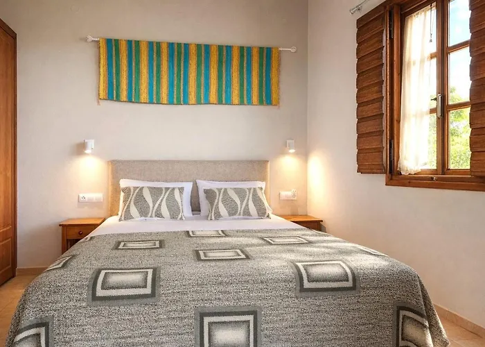 Porto Kalamitsi Stone-built Holiday home *