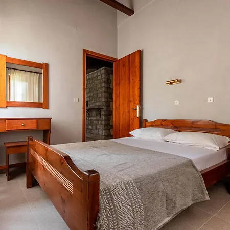 Porto Kalamitsi Stone-built Holiday home *